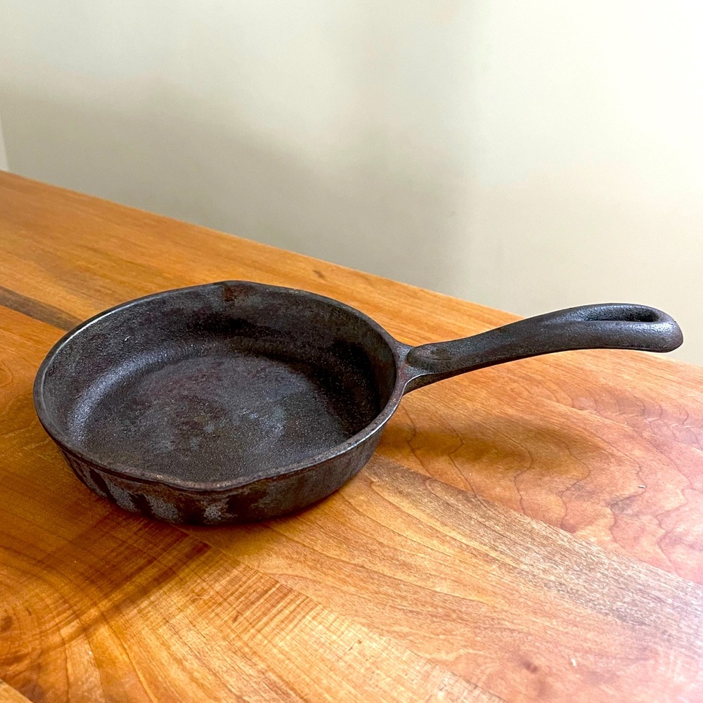 Wagner's Pre-Seasoned Black Cast Iron Fry Pan with Ergonomic Handle